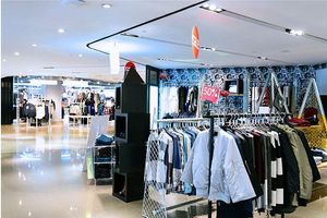 Схемы выкладки и направление движения покупателя на примере магазина одежды